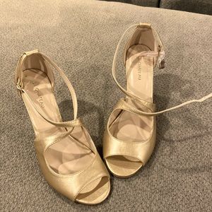 Le Chateau gold sandals with heels, never worn.  Size 8.